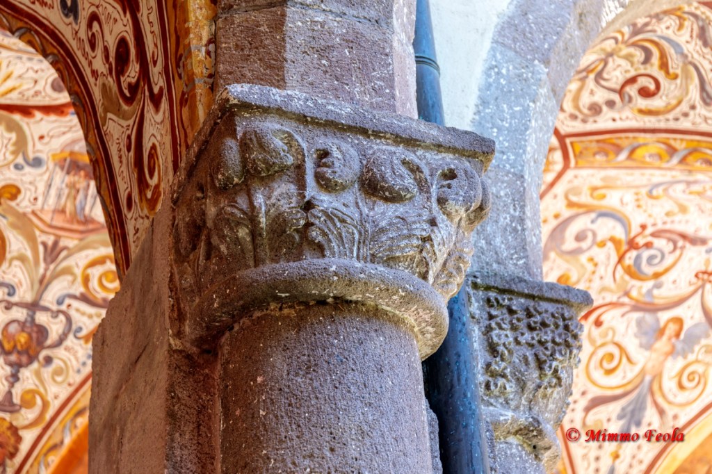 Roccamonfina (CE) – Santuario dei Lattani – I capitelli del&nbsp;chiostro